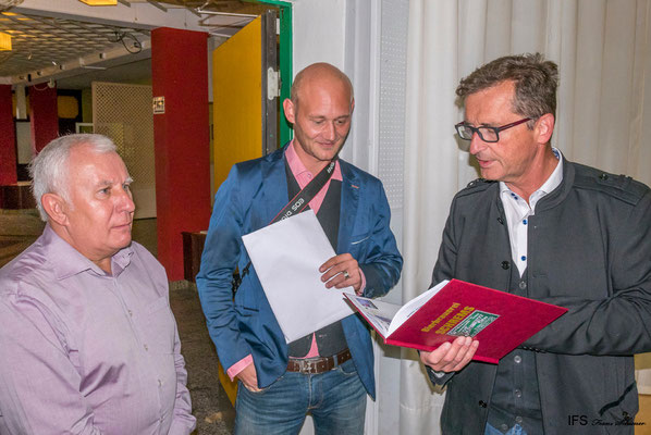 Obmann Walter Pruckner bedankt sich bei Dipl. Ing. Karl Theodor Trojan für die Unterstützung des Tauschtreffens.