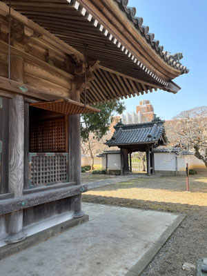 孔子廟の本殿では古来の半蔀(はじとみ)が拝観できます。上にはね上げる開き戸になります。(参考写真)