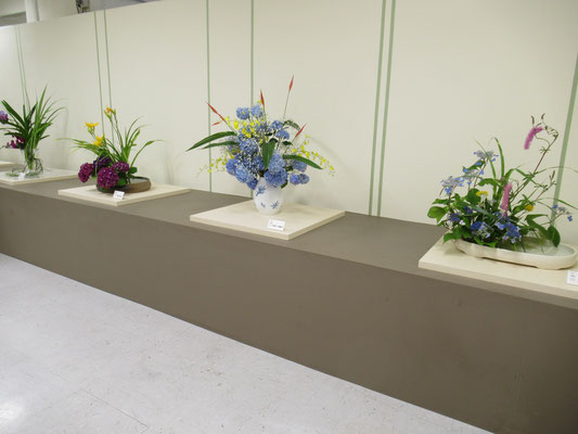 第二室。指定花材は「竜胆　菖蒲　紫陽花　蘭　カラタチ」