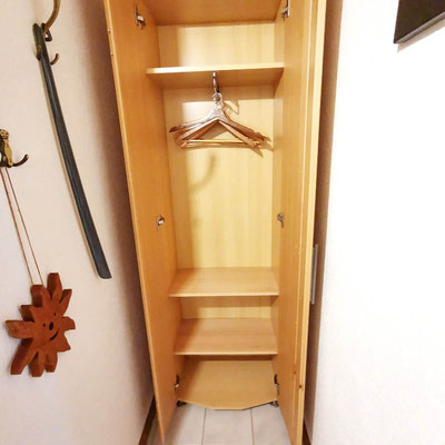 Mit Kleiderbügeln