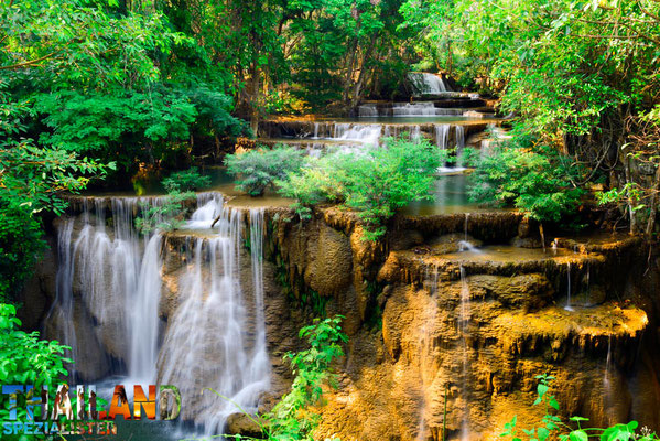 Der 7-stufige Huay Mae Khamin Wasserfall in der Kanchanaburi Provinz