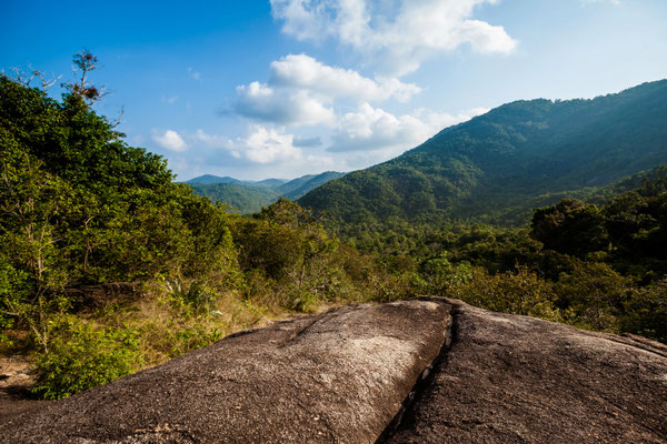 Spektakulärer Panoramablick von einem Aussichtspunkt auf Koh Phangan über die bewaldeten Hügel und die Küstenlinie.