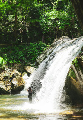 Thailändische Romantik: Wo die Natur unsere Herzen näherbringt.