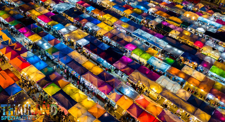 Nachtmarkt in Bangkok während dieser 3 Wochen Thailand Backpacker Reise