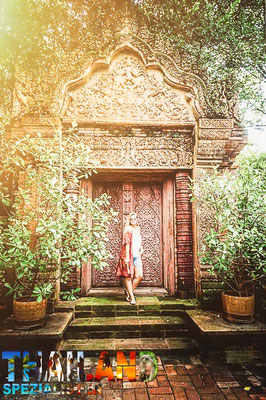 Urlauberin, blond, vor einer Tempeltür in Chiang Mai