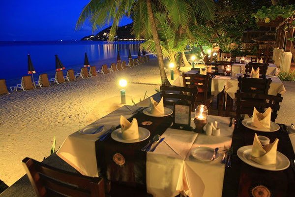 Romantisches Abendessen am schönsten Strand Samuis.