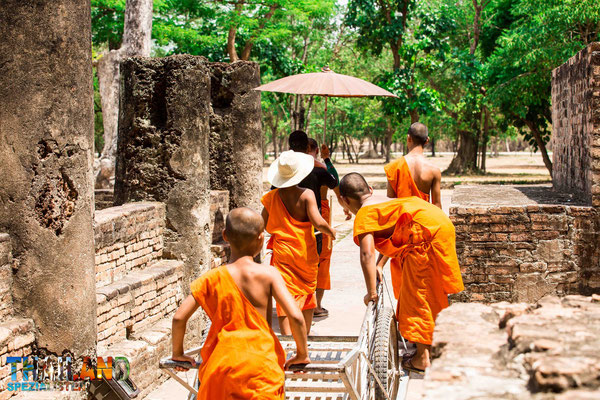 Mönche trifft man auf der Reise durch Zentralthailand fast immer