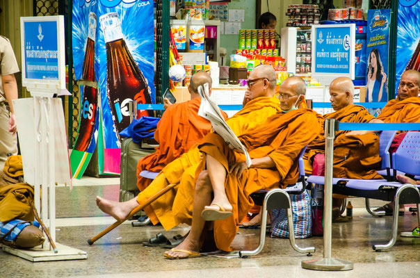 Wartende Mönche in Hua Lampong