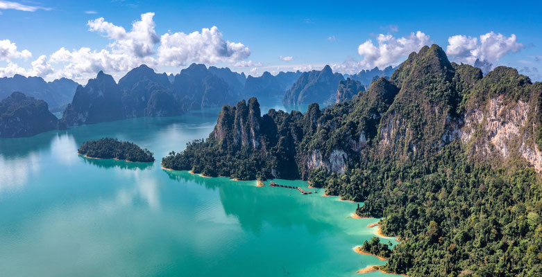 Wo der Dschungel auf den See trifft: Magische Nächte in den Floating Bungalows von Khao Sok.