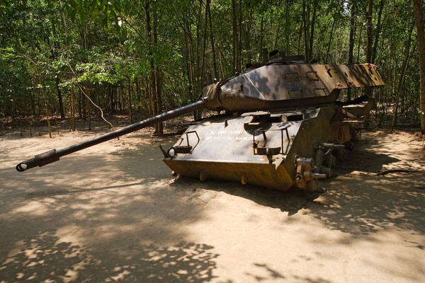Rostiger amerikanischer Panzer im Dschungel von Cu Chi