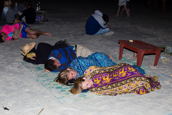 Betrunken im Strand herumliegen, trägt nicht unbedingt zur eigenen Sicherheit bei.