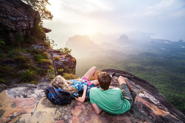 ktive Reisende beim Trekking durch die Berglandschaft in Nordthailand