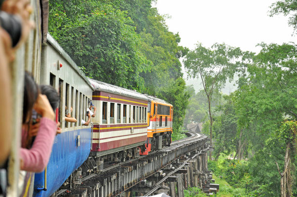 Fahrt mit der Todeseisenbahn in Kanchanaburi