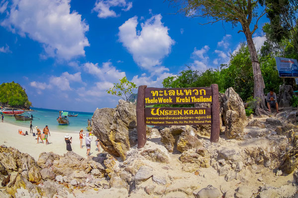 Thale Waek, eines der verborgensten Highlights Thailands, liegt an Ko Dam Khwan. Bei Ebbe wird das Meer allmählich durch den weißen Sand- und Kalksteinstrand getrennt, der bei Ebbe die beiden Inseln wie eine faszinierende Verbindung zu verbinden scheint.
