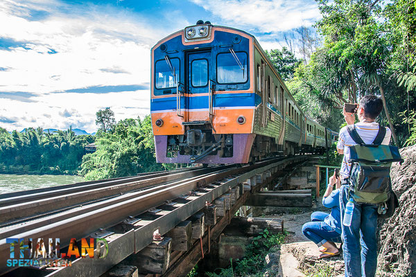 Fahrt mit der "Todeseisenbahn" in Kanchanaburi.