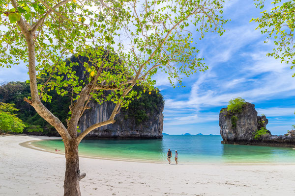 Ein verborgenes Amphitheater aus Fels und smaragdgrünem Wasser. Die Lagune von Koh Hong ist pure Magie.