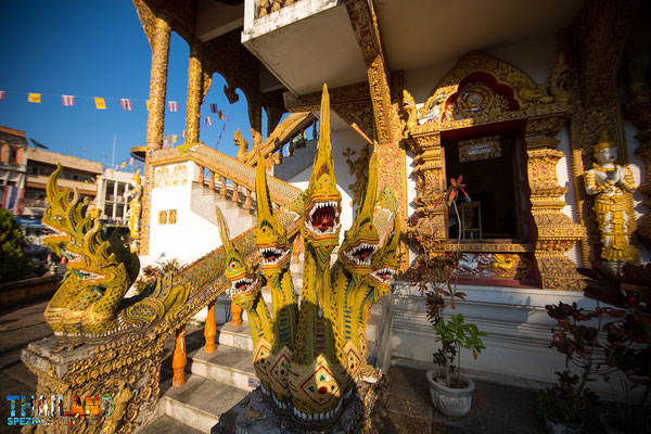 Drachenstatue am Treppeneingang des Wat Buppharam