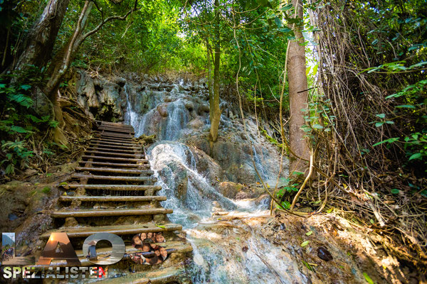 Aufstieg zum Kuang Si Wasserfall
