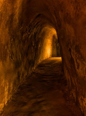 Blick in einen schmalen, unterirdischen Tunnelgang der Cu Chi Tunnel