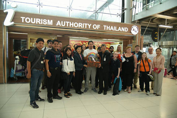Wir holen unsere erste Gruppe an Blinden Reisenden in Thailand am Flughafen Bangkok ab