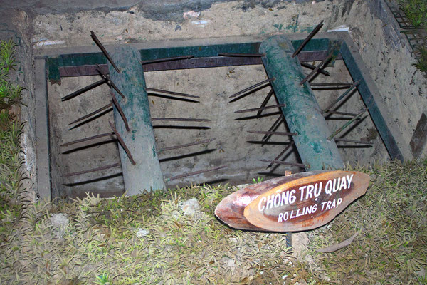 Grausame Rolling-Trap Falle mit Metallstacheln in einer Grube.