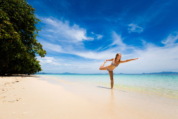 Hübsche Touristin macht Strandyoga
