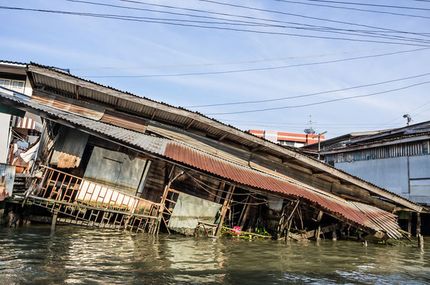 Ein thailändisches Haus geht in den Fluten unter