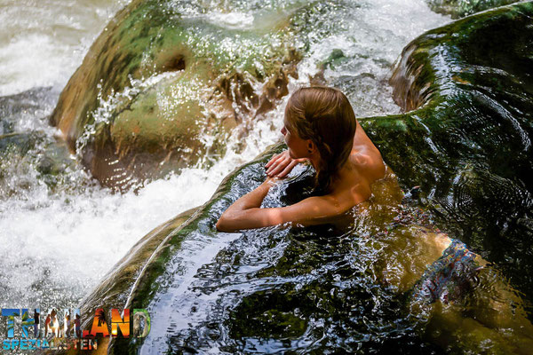 Baden in einem der zahlreichen Wasserfällen Nordthailands