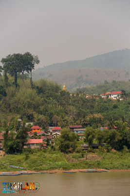 In Chiang Khon: Der Mekong und dahinter ein laotisches Dorf