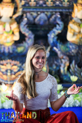 Touristin medietiert im Wat Rong Seur Ten