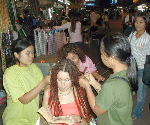 Dreadlocks machen lassen - ein Muss für jeden jungen Backpacker.