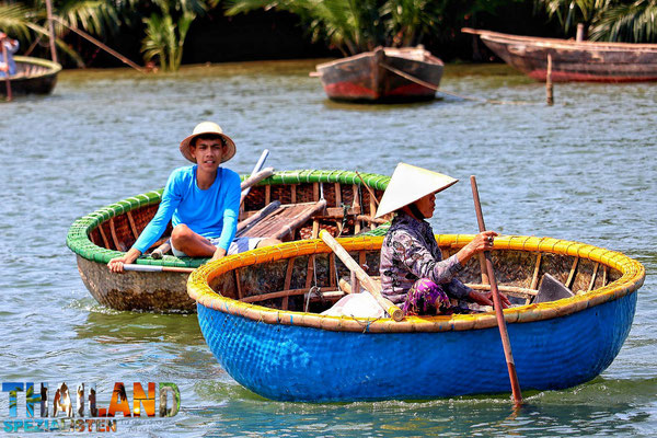 Menschen paddeln ein Ruderboot auf dem Mekong-Fluss in Vietnam 