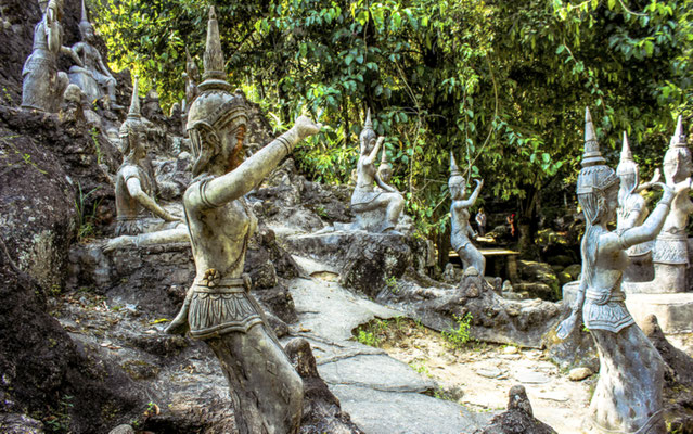 Der geheimnisvolle Magic Garden auf Koh Samui: Eine verwunschene Welt voller alter Statuen und kunstvoller Steinskulpturen, die zum Entdecken einlädt.