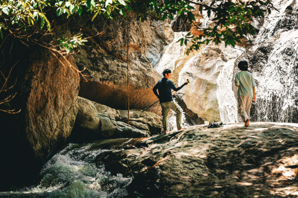 Thailand-Romantik pur: Picknick am Wasserfall – ein idyllisches Date