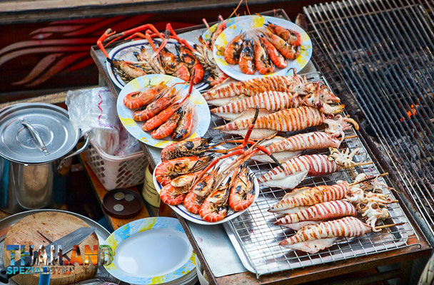 Damnoen Saduak Floating Market in Ratchaburi