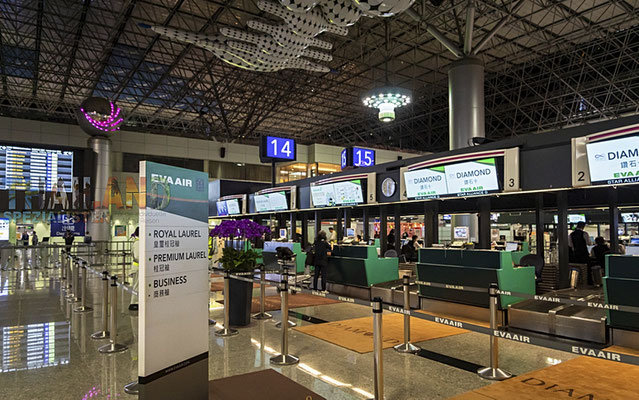 Taipeh, Taiwan - Februar 2019 Der Check-in-Schalter von Eva Air auf dem Taipei Taoyuan International Airport Kopie