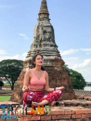 Reisende im Yogasitz bei Ayutthaya