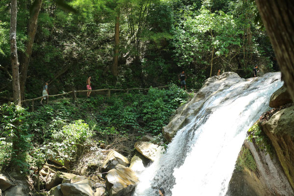 Ein Picknick mit der Thailänderin inklusive, Schwimmen im mitreißenden Wasserfall