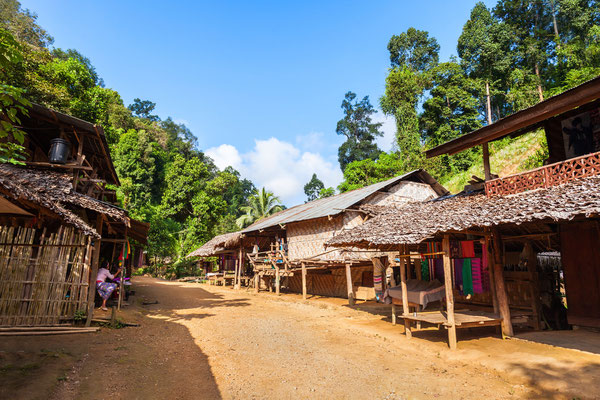 Langer Hals-Dorf  Nordthailand besichtigt man meistens bei einer Trekking-Tourr