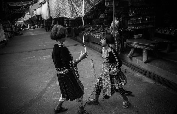 Zwwei thailändische Mädchen spielen auf der Straße