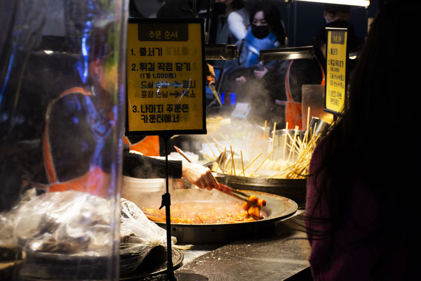 Garküche, wo ein Koch lecker Streetfood zubereitet