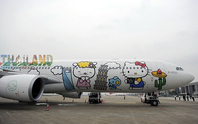 hello-kitty-thema airbus a330-300 jet von taiwans eva air auf dem internationalen flughafen hongqiao in shanghai, china, 23. mai 2025