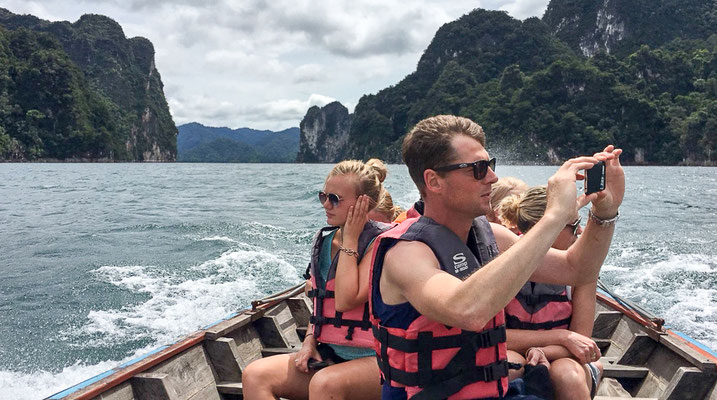 Bootsfahrt auf dem Cheow Lan lake bei dieser Khao Sok Nationalpark Tour