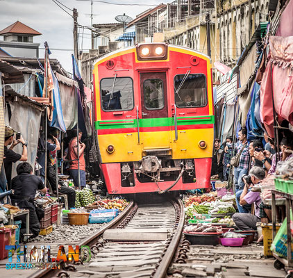 Den Mae Klong Zugmarkt unbedingt mit buchen. Sehenswürdigkeit auf einer Thailand Rundreise