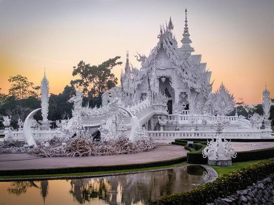 Auf der Nordthailand Explorer Tour besichtigen Sie den berühmten Wat Rong Khun (Weißer Tempel).