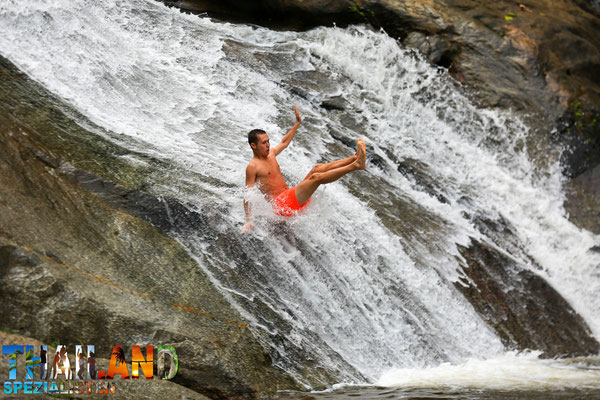 Besonders beliebt: Spaß und Erholung am Mo Paeng Wasserfall in Pai