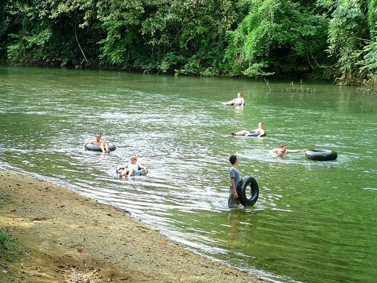 Tubbing auf dem Khao Sok River
