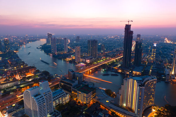 Bangkok bei Nacht am Chao Phraya