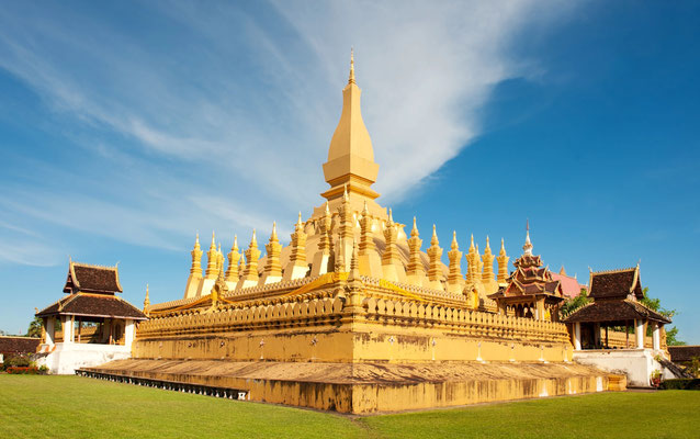 Historische Zeichnung von Louis Delaporte, die das ursprüngliche Erscheinungsbild des Pha That Luang dokumentiert. Bildunterschrift: Die detaillierten Skizzen von Louis Delaporte aus dem Jahr 1867 waren die entscheidende Vorlage für die spätere Rekonstruk