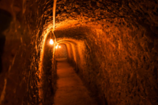 Ein langer, beleuchteter Tunnelabschnitt, der für Touristen verbreitert wurde.